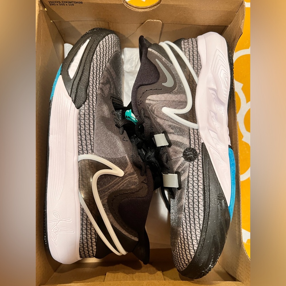 Nike Kyrie 8 GO